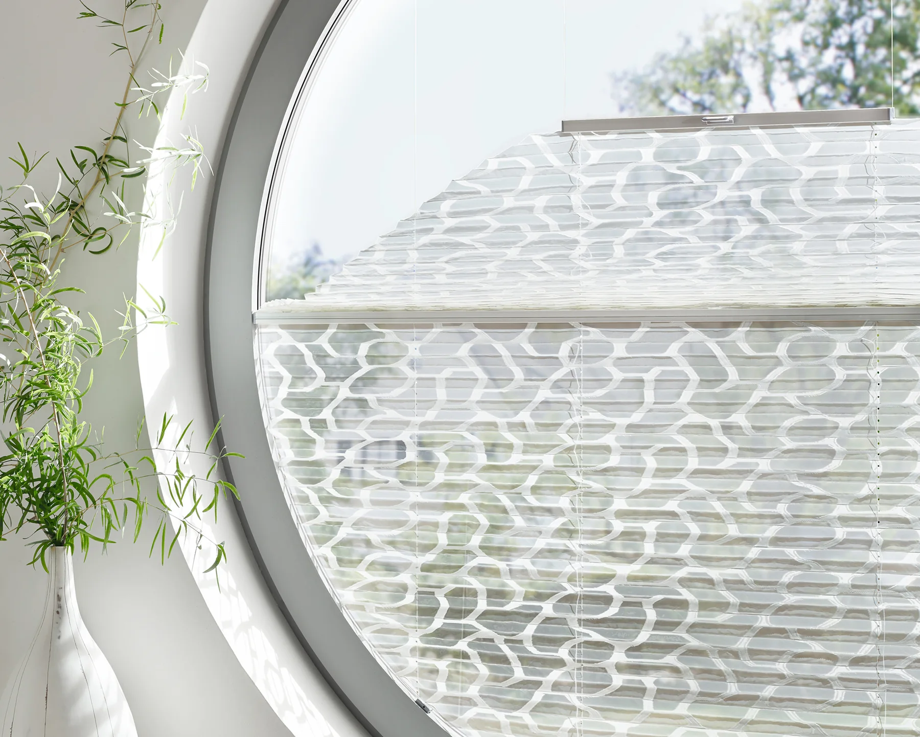erfal Plissee in einem runden Fenster