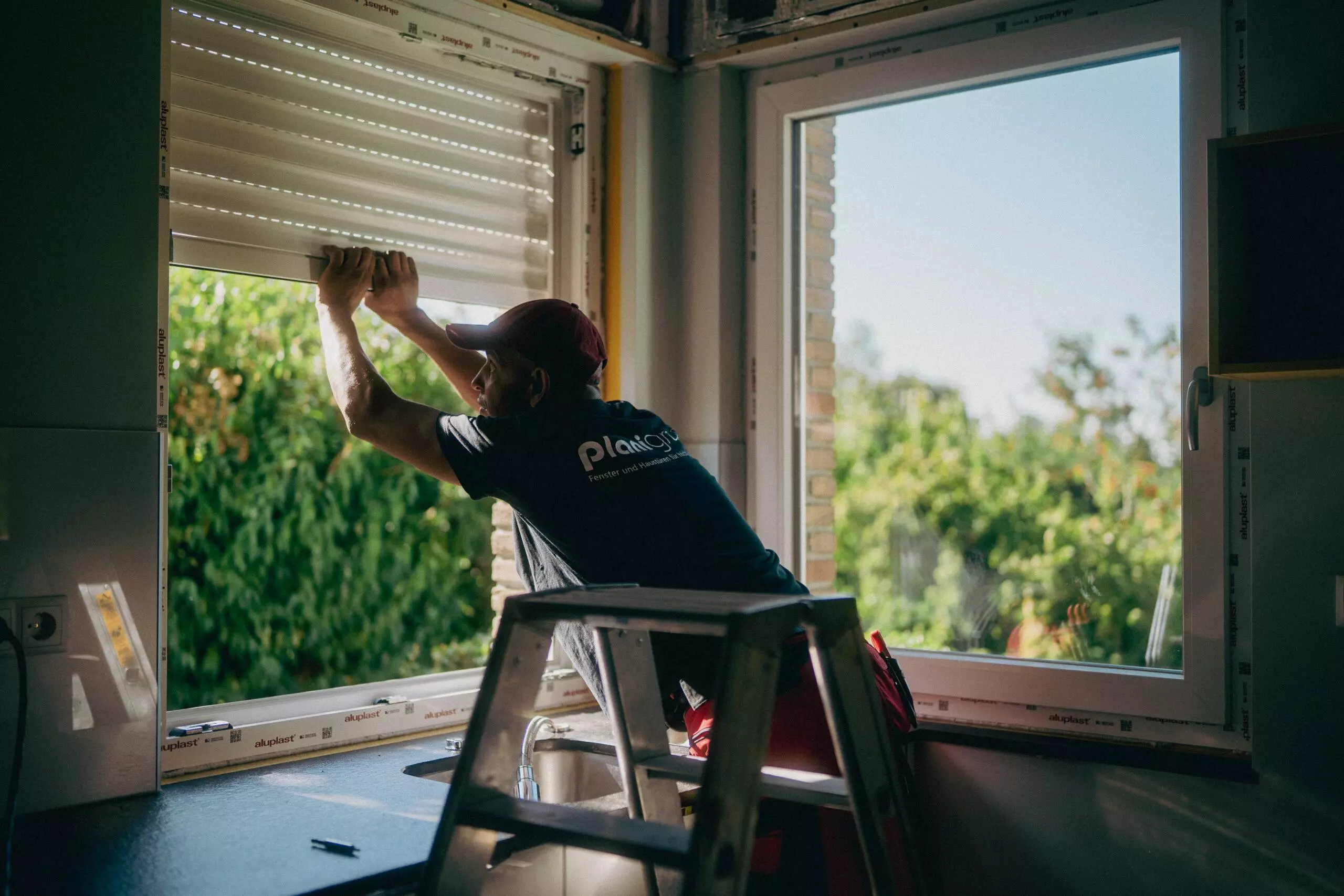 PLANIGRAPH Techniker bei Arbeiten an Fenster und Verglasung