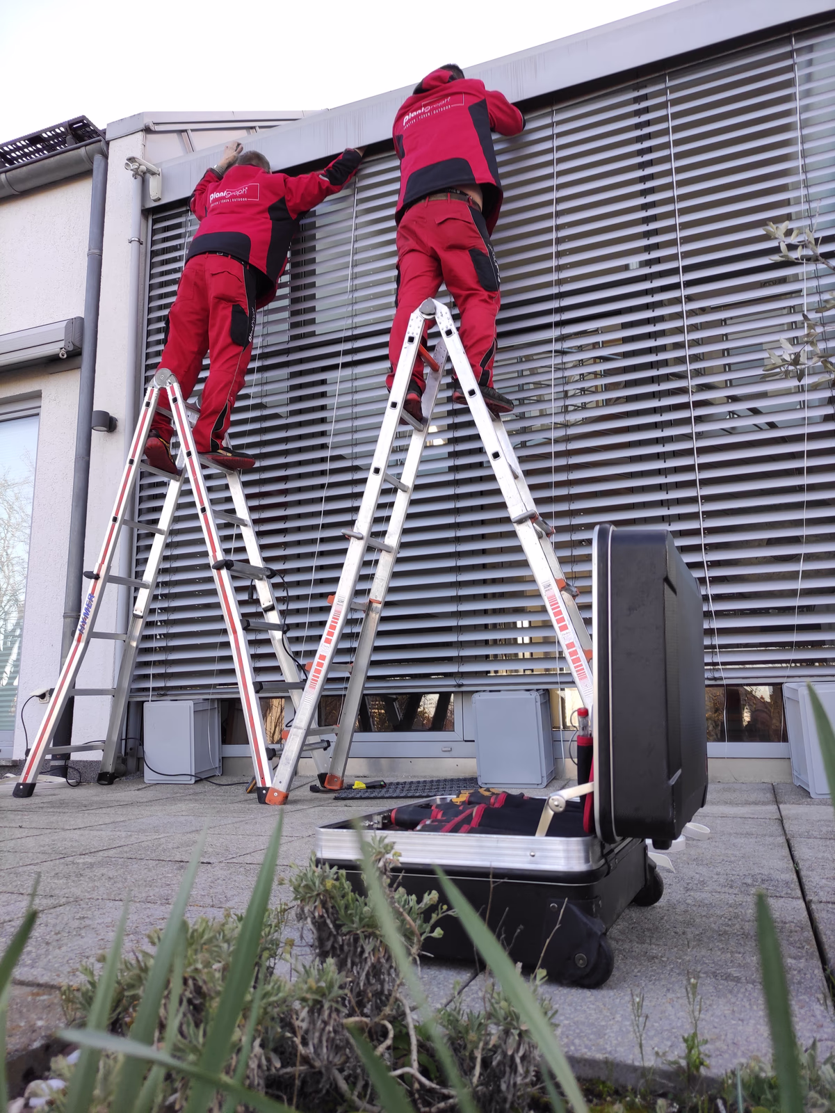 Zwei PLANIGRAPH Techniker bei Arbeiten an einer Raffstorenanlage