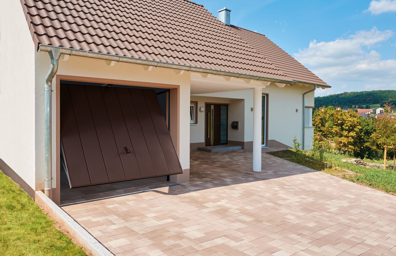 Schwingtor in einer privaten Garage