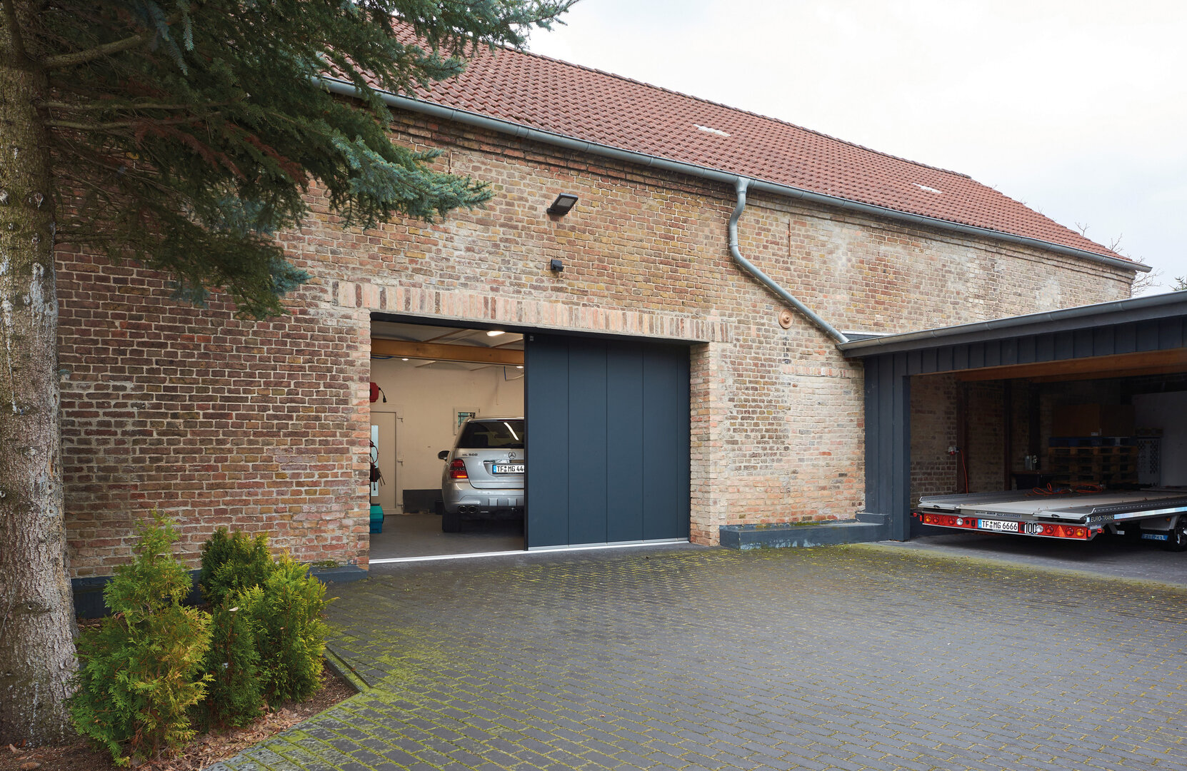 Seiten-Sektionaltor an einer privaten Garage