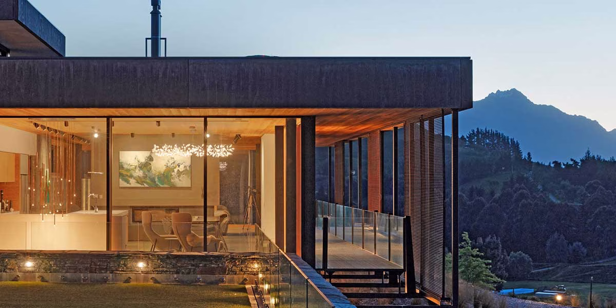 Moderne Architektur mit Holz-Aluminium-Fenstern