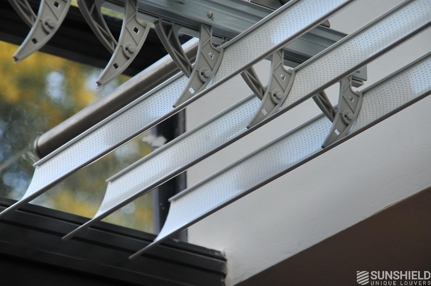 Detail eines SUNSHIELD Lamellensystems
