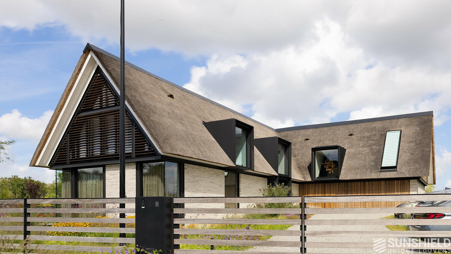 SUNSHIELD Lamellen an Giebel und Fassade